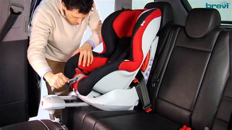 Genitore che installa seggiolino ISOFIX in auto