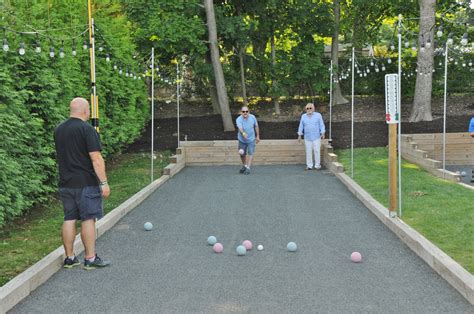 Campo da bocce con giocatori in azione