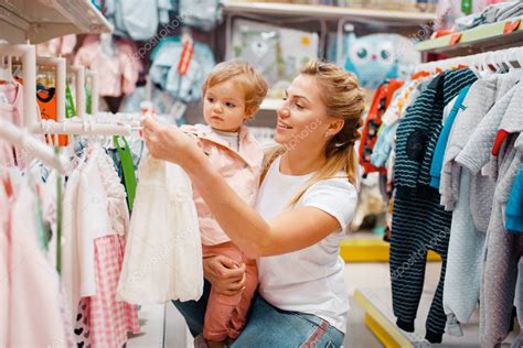 Bambina che sceglie il suo doudou preferito in un negozio