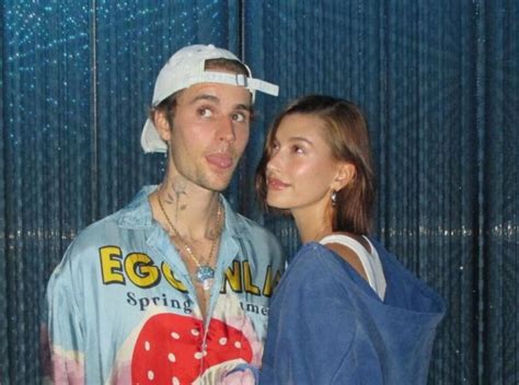 Hailey e Justin Bieber annunciano la gravidanza sui social media