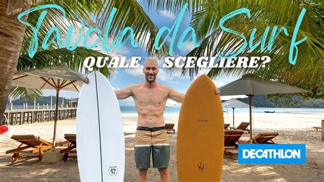 Brando Pacitto in mare con la tavola da surf