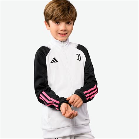 Bambino con tuta Juventus che esulta