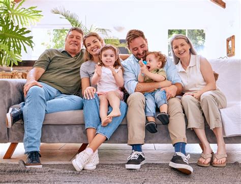 Famiglia felice in una cameretta arredata con cura e biancheria di qualità