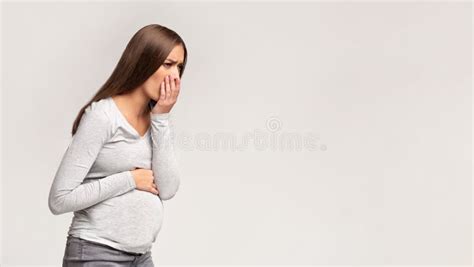 Donna incinta con nausea