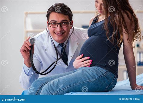 Consulto medico donna incinta