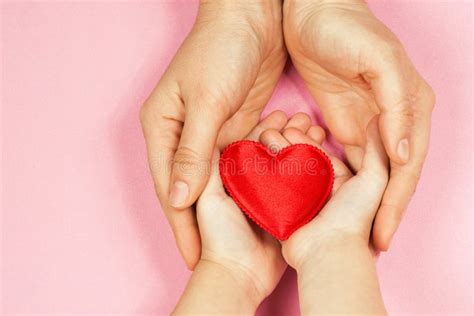 Mani di mamma e bambino simboleggianti cura e protezione