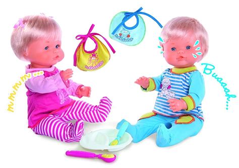 Bambina che gioca con i gemellini Nenuco