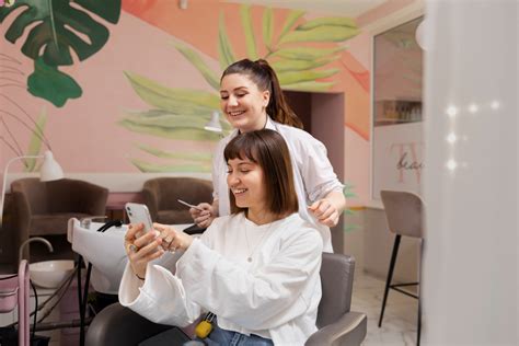 Team di professionisti del make-up e capelli al lavoro