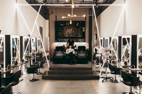 Interno di un salone di bellezza moderno e accogliente