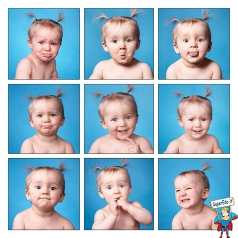 Bambino che imita le espressioni facciali dei genitori