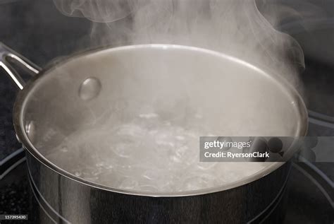 Pentola con acqua bollente e ciucci