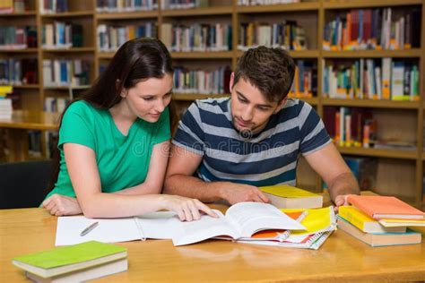 Giovani studenti che studiano per un test di ammissione