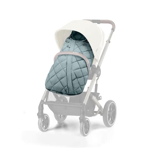 Sacco invernale Cybex Priam montato su passeggino in un contesto urbano invernale