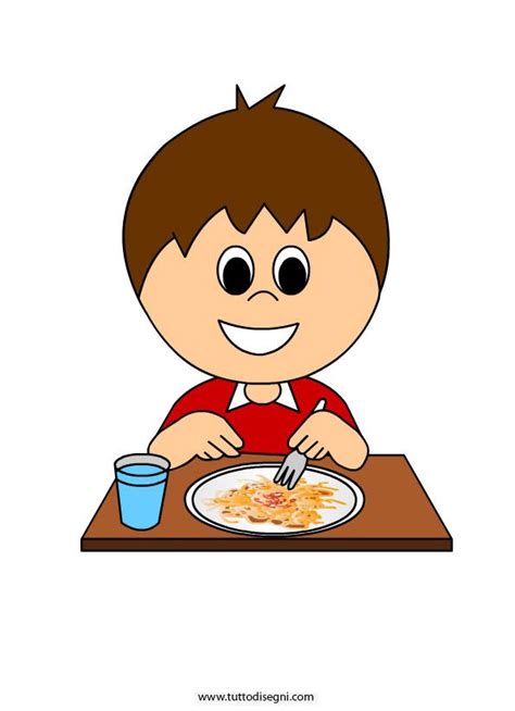 Bambino che mangia da un piattino colorato con un cucchiaino