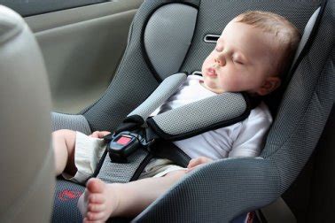 Bambino dorme nel seggiolino auto