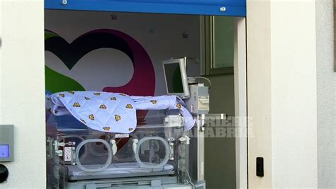Immagine moderna di una Culla per la Vita in un ospedale