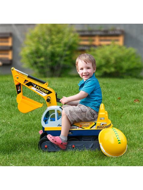Bambino che gioca con una ruspa giocattolo John Deere