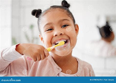 Bambino che viene lavato con un prodotto delicato