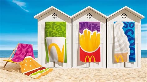 Happy Meal McDonald's con un telo mare brandizzato in evidenza