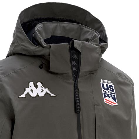 Atleta con abbigliamento US Ski & Snowboard Kappa