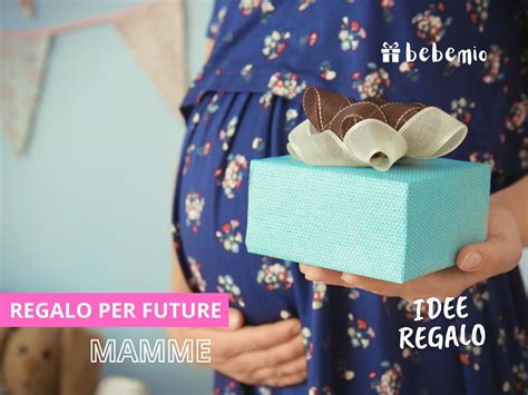 una futura mamma che riceve un regalo speciale