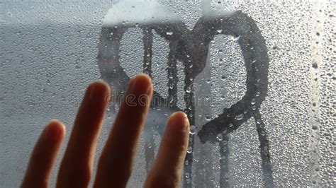 l'impronta di una piccola mano su una mano di donna