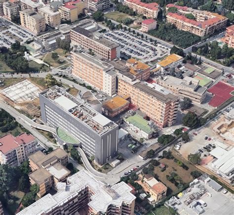 Veduta architettonica o ingresso del complesso ospedaliero L. Sacco di Milano