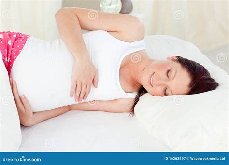 Donna incinta che riposa serenamente