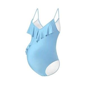 Donna incinta in spiaggia con un elegante costume premaman