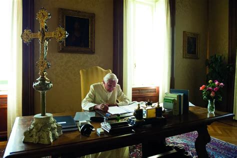 Ritratto di Joseph Ratzinger nel suo studio