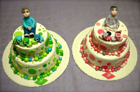 festa di compleanno con due torte decorate per gemelli