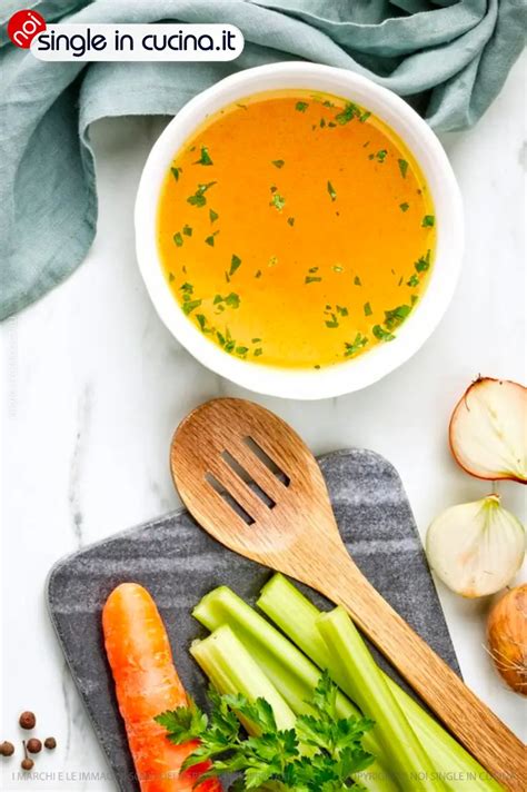 Brodo vegetale fresco in una caraffa
