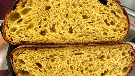 forchetta con mollica di pane che assorbe liquido
