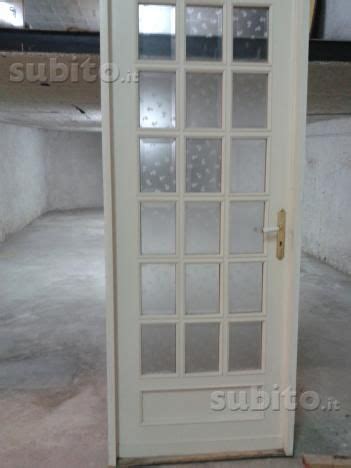 Composizione di diverse porte inglesina usate con indicazione di prezzi