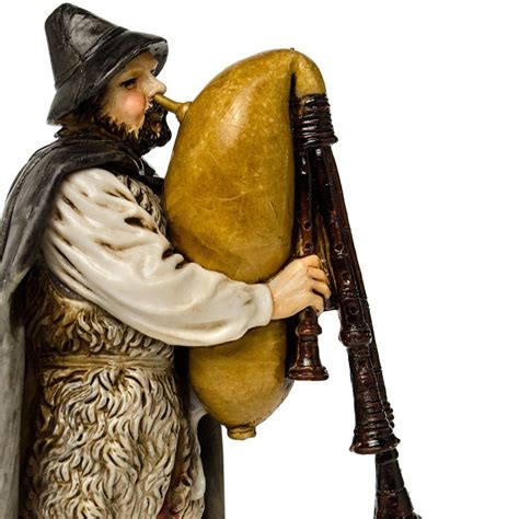 Zampognaro suona davanti al presepe