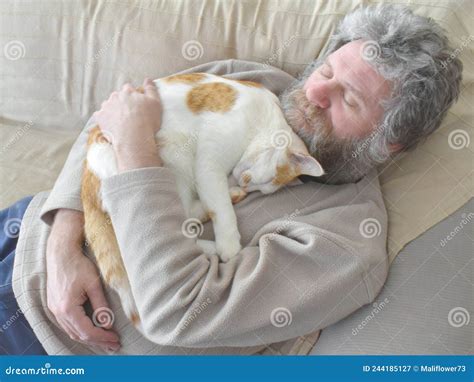 Proprietario che coccola gatto