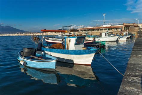 dettaglio di una webcam puntata sul mare con barche di pescatori in primo piano