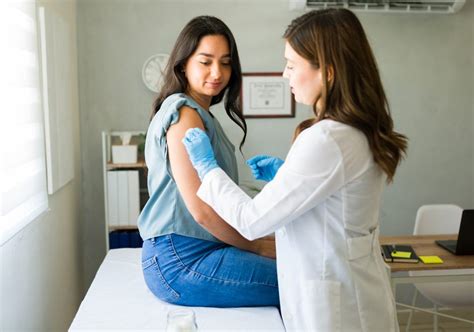 Donna incinta riceve il vaccino dal medico