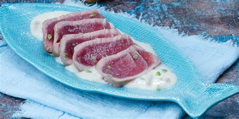 Piatto di tonno scottato con crema di ceci