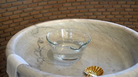 Fonte battesimale con acqua