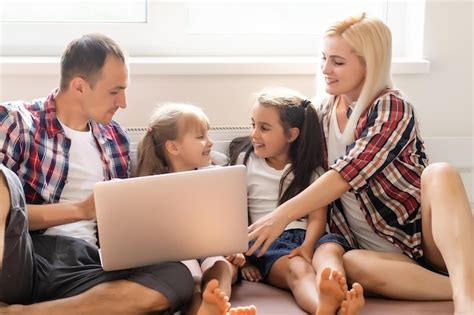 Famiglia che acquista prodotti online