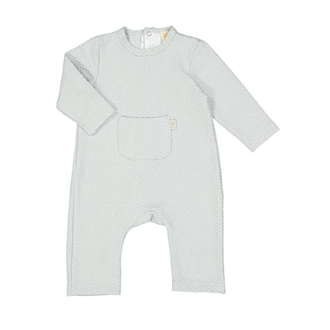 Bambino in una tutina di cotone leggero senza piedini
