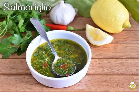 Ingredienti freschi per la salsa salmoriglio
