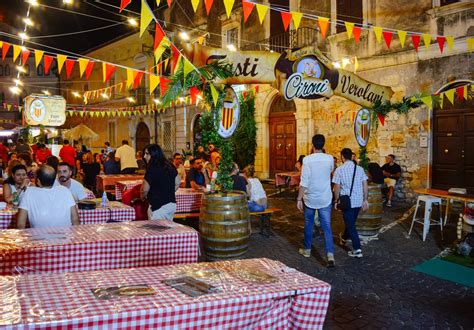 Scenografia tipica di una sagra popolare italiana in Valpolicella