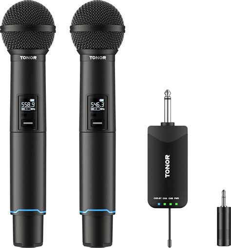 Dettaglio tecnico di una console per DJ e microfono professionale