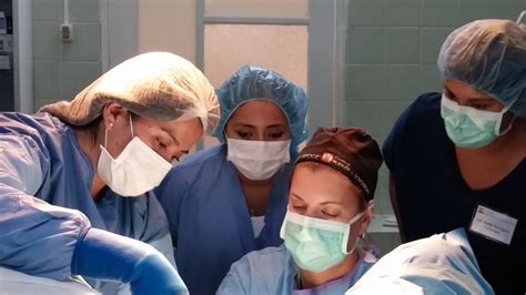 Ostetrica che assiste una partoriente in sala parto
