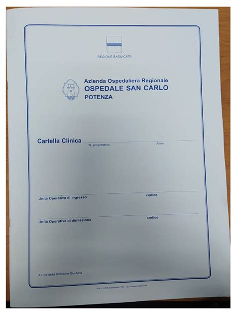 Documenti e cartella clinica del paziente in ospedale con evidenziazioni