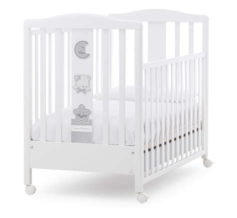 Bambino che dorme serenamente in un lettino Italbaby