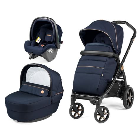 Famiglia con Trio Peg Perego in Tonalità Blu