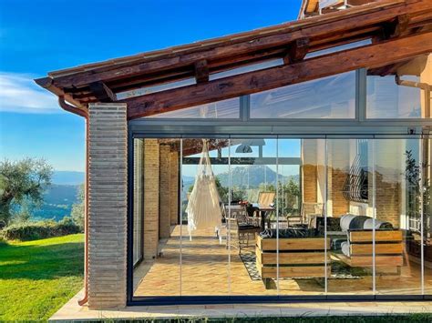 esempio di design d'interni con ampie vetrate in legno
